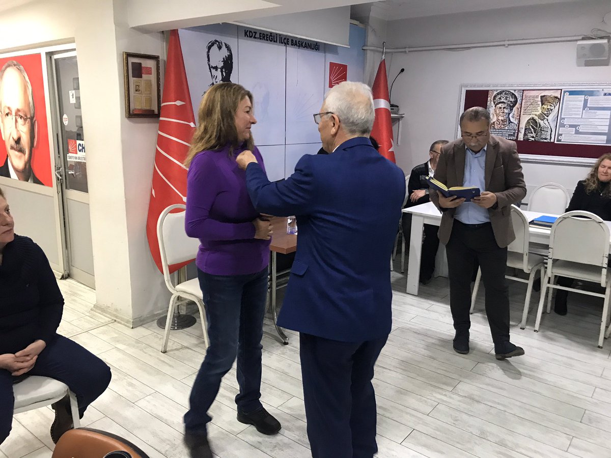 chpkadezeeregli's tweet photo. Beş bin Hane ziyaretimizi tamamlamış olmanın gururunu bizlere yaşatan öbek sorumlularımıza Parti rozetimizi takarak teşekkür ettik.
#obek #GeliyorGelmekteOlan #chp https://t.co/fu55MIvTEn