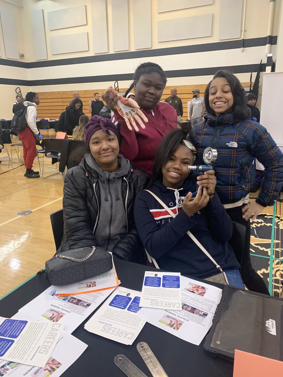 The School of Exercise and Nutrition Sciences met with students from Buchtel Community Learning Center yesterday to talk about careers in exercise, athletic training, sports studies, food and environmental nutrition, and more! #1040nation💪🏾 #GoZips  @akronschoolsoh