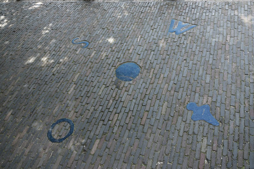 RoelWijnants's tweet photo. North, South, East, West,
Here a murdered child was laid to rest. 
Bron Nedl Volksverhalen bank.
 #korteVijverberg
#Windroos https://t.co/rjp5sukgEV