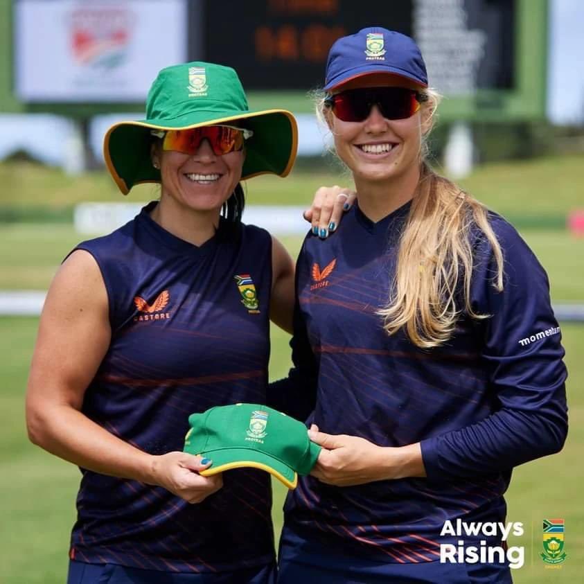 Massive congrats to this youngster on making her debut today! Exciting young talent ready to fill my boots when I retire, can’t wait to watch you play! 👏🏻👏🏻👏🏻 #momentumproteas 🇿🇦🏏