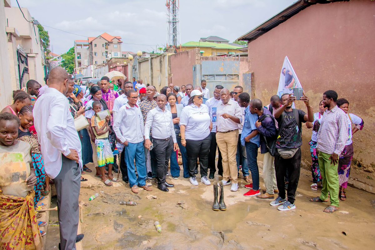 ApcRdc's tweet photo. Après s'être fait enroler, l'honorable @WamuHenriette a rendu une visite de compassion aux sinistrés de Bandal des pluies diluviennes, ayant contacté les degats, elle a promis de soulager tant soit peu leur souffrance en cherchant à curer les eaux de la rivière makelele.
@Fidele https://t.co/6yEmgxuhN5