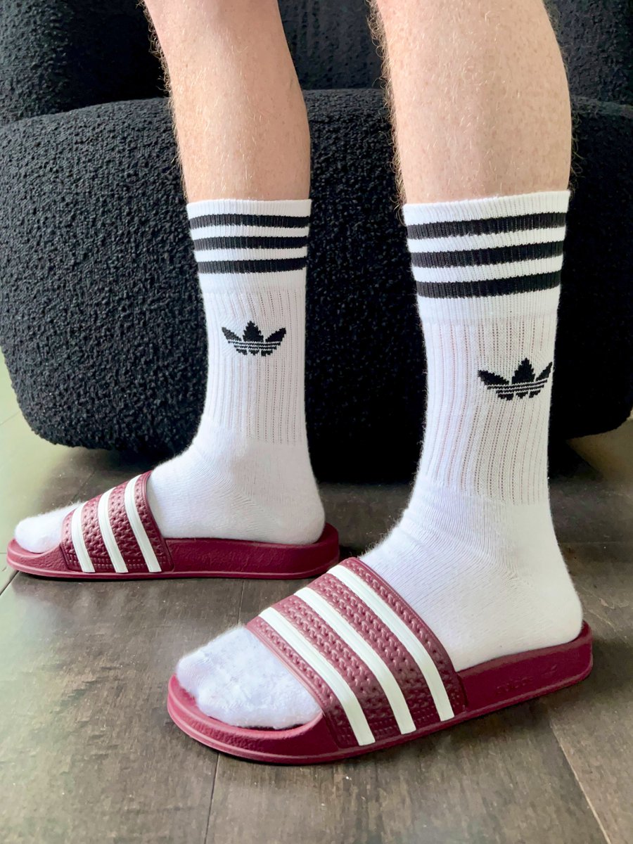 thebarefootging's tweet photo. New Adilettes #slides https://t.co/kqaE1pq1Bl