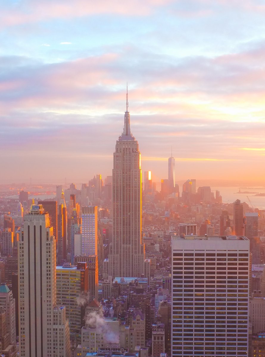 EmpireStateBldg's tweet photo. Lover https://t.co/64Jt0pxhrs