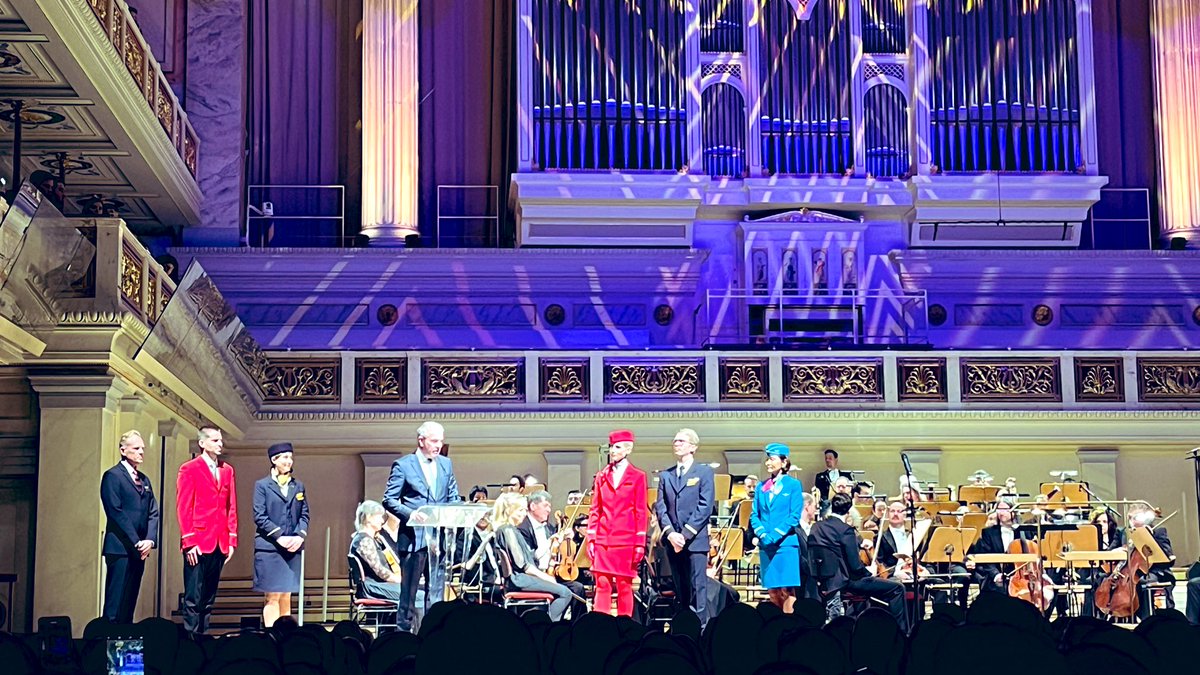 sven_liebert's tweet photo. Endlich wieder #Neujahrskonzert! Ein bewegter @lufthansa CEO Carsten Spohr begrüßt ein volles Konzerthaus in Berlin: „Unsere Dienstleistung Menschen &amp; Völker zu verbinden ist gerade in diesen Zeiten wichtiger denn je!“ ✈️ https://t.co/JlFWMFQFQN