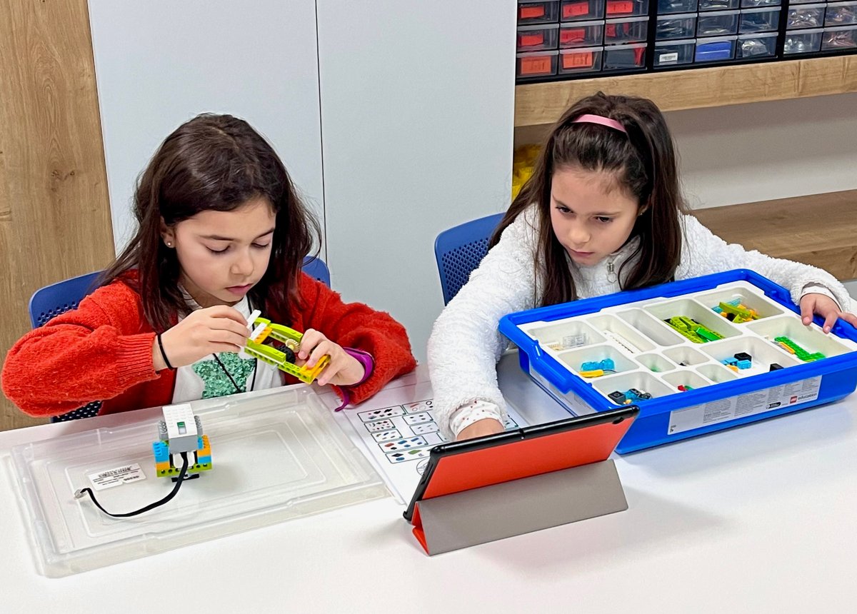 IngeniaKids's tweet image. Construimos y programamos un espirógrafo robótico para convertirnos en verdaderos artistas instagram.com/p/Cn2Qe-_I2qq ⚙️🎨

#STEAM #robótica #espirógrafo #tecnología #programación #TICs #IngeniaKids #Cáceres