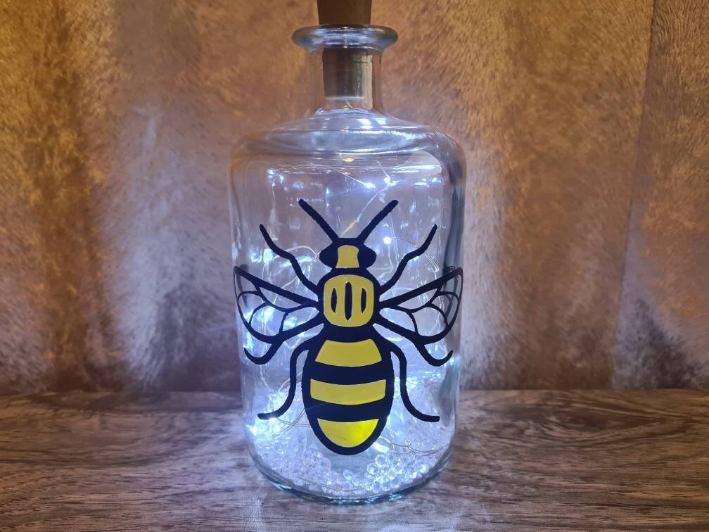 Gigsandgreenery's tweet photo. Excited to share the latest addition to my #etsyshop: Light up Manchester bee bottle lamp 🐝❤️

#Manchesterbee #Beegift #GiftIdea #MHHSBD 

https://t.co/Q9zmdjNrhg

@blues_business @charteredtax https://t.co/Zse7vtFhEV
