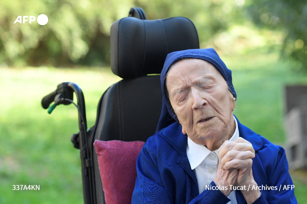 🙏Alors que la doyenne de l'humanité est décédée la semaine dernière à 118 ans, le sujet de la longévité humaine continue de diviser les chercheurs: notre existence est-elle biologiquement limitée ou peut-elle s'accroître indéfiniment?
➡️u.afp.com/idnW
✍️<a href="/isatourne/">Isabelle Tourné</a> #AFP