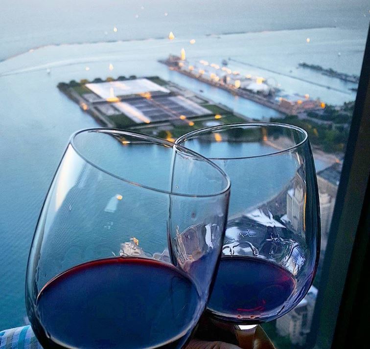 There is nothing wrong with a little midweek cheer. :-) Join us tonight for Wine Wednesday on the 95th floor. Half-off select cellar wines with dinner service.

signatureroom.com/room/upcoming-…

📷:@brokerexclusive

#SignatureLounge #SignatureRoom #WineWednesdays #Wine #CelebrationEnvy