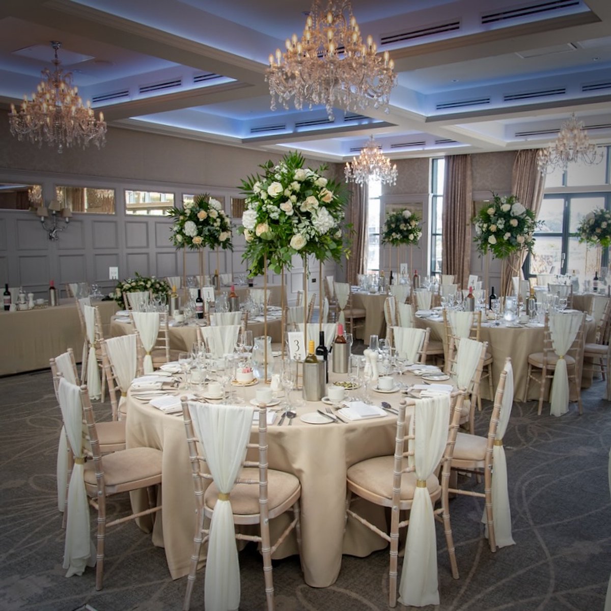 All ready for the wedding breakfast 💐
#WeddingReception #ReceptionFlowers #WeddingFlowers #WeddingFlorist #DeVereLatimerEstate #Hertfordshire #HemelHempstead #MaplesFlowers