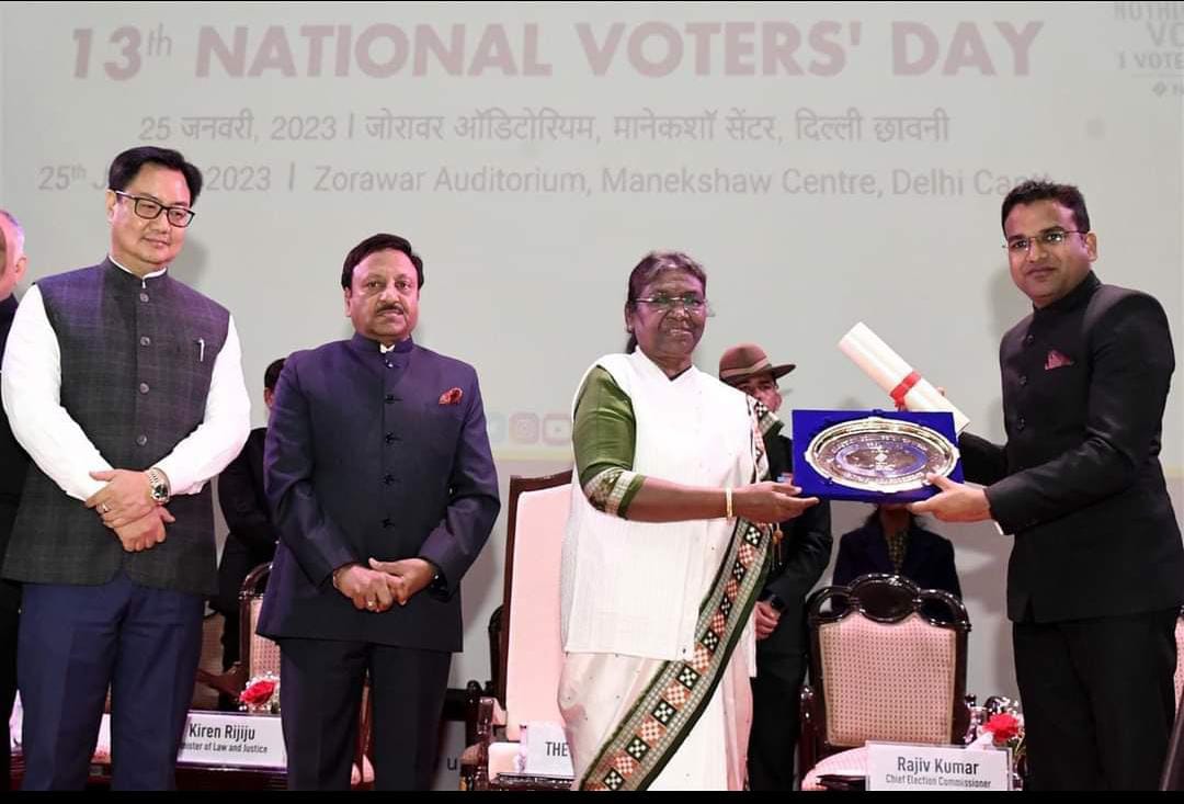 drnipunjindal's tweet photo. Honoured to recieve the best electoral practices award in IT initiatives for e-katch application from Hon'ble President of India on occasion of #NationalVotersDay at New Delhi.

@rashtrapatibhvn @ECISVEEP @SpokespersonECI @KirenRijiju @rajivkumarec @drnidhijindal @mangarg2002 https://t.co/0Du91jpkdh