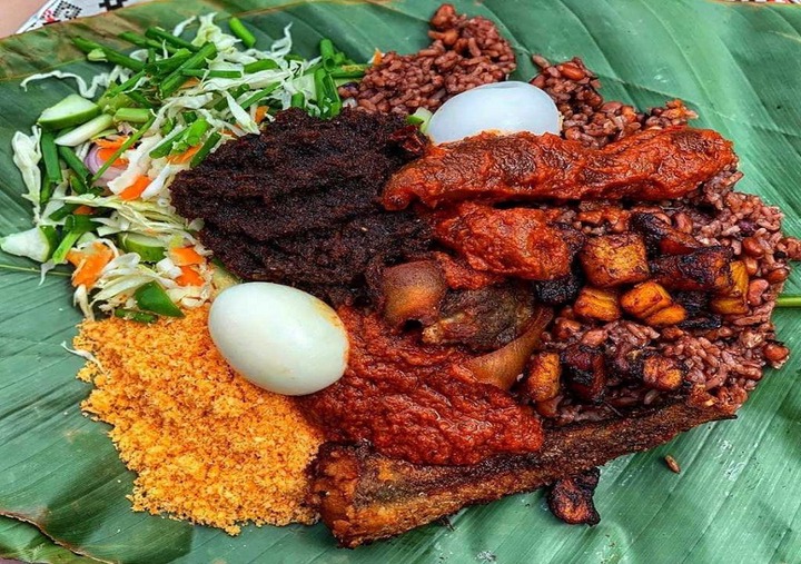 Waakye, is a typical #nutrient-rich #Ghanaian traditional dish often served in green leaves instead of plastic dishes. This is the concept of a #SustainableDiet in one picture and is a better choice than ultra-processed and packaged #food.
