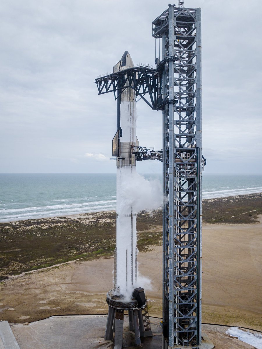 Starship fully loaded with cryogenic propellant