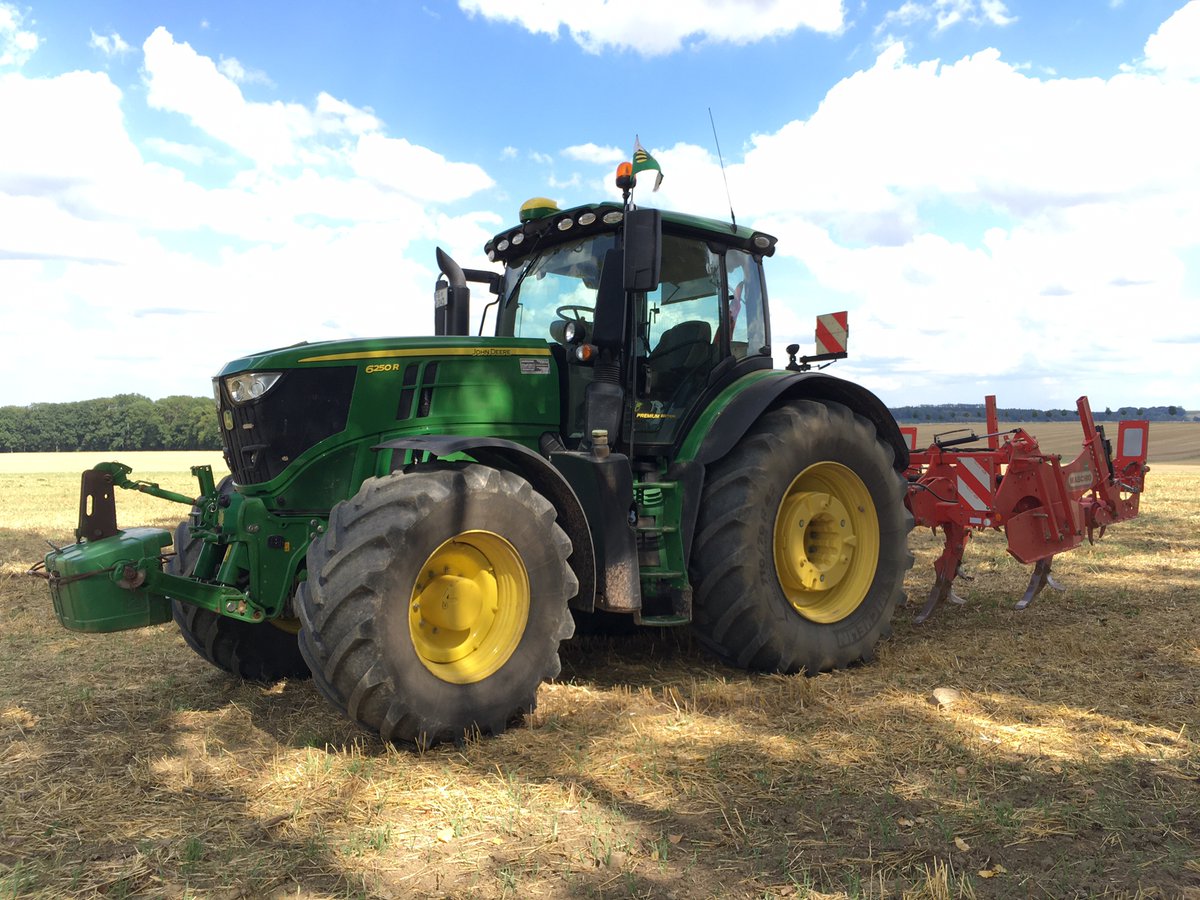 profiMagazin's tweet photo. Ein #JohnDeere 6250R mit #Machio Tiefenlockerer. https://t.co/xARryAQamR