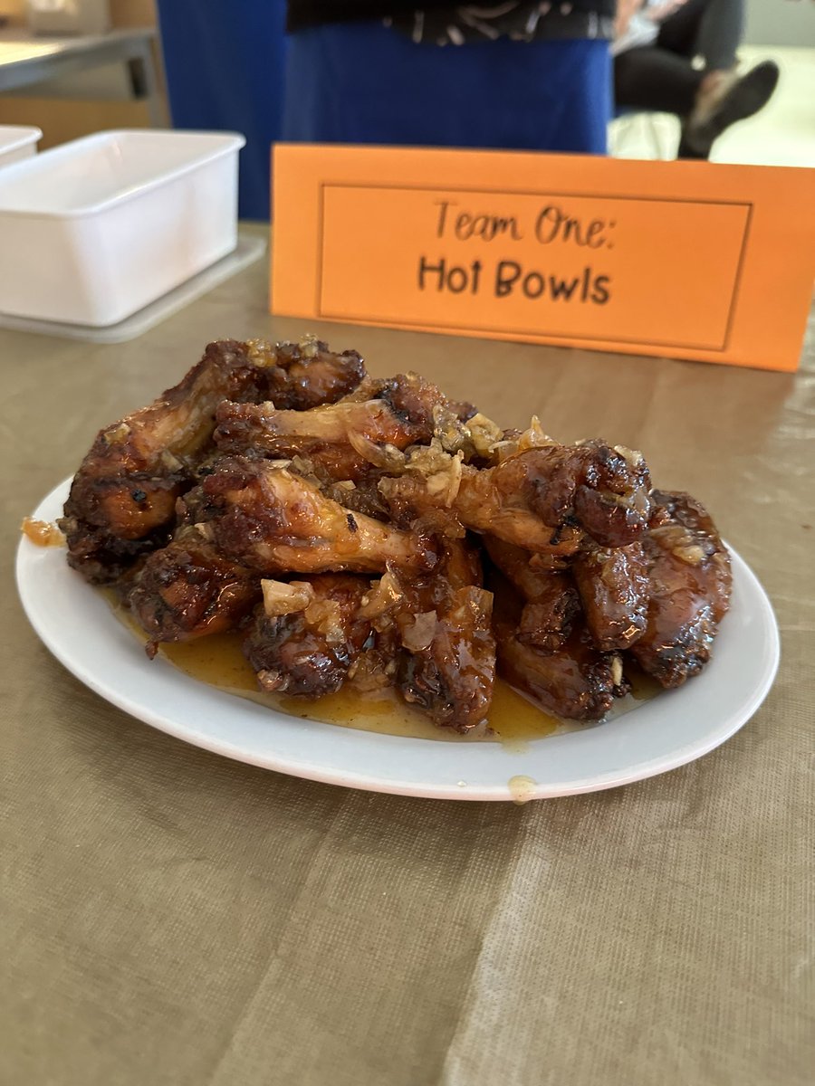 RVeeTee's tweet photo. Educator perks! Judging the Iron Chef culminating activity for HFN1O. Mmmmm wings! 🤤🍽️ @HuntsvilleHS @TLDSB https://t.co/OHlMYYmK8V