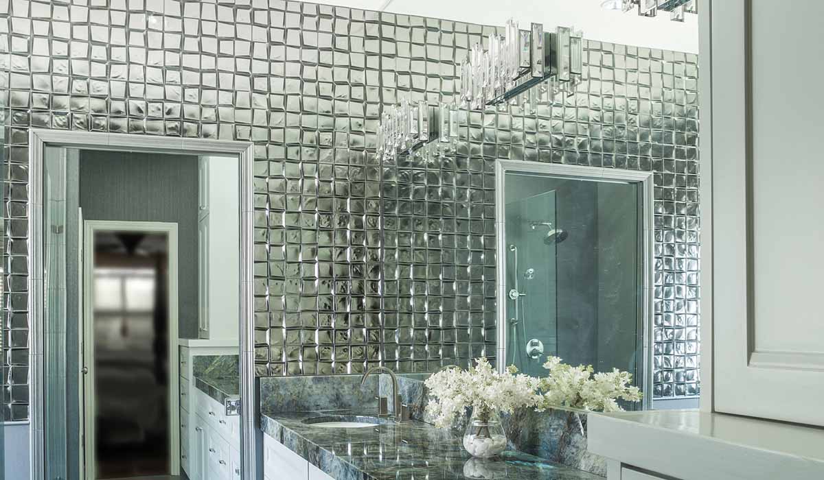 crossvilleinc's tweet image. A2) We love how this designer used our glitzy Sideview Glass in conjunction with mirrored closet doors and crystal vanity lights to create a “jewelry box” bathroom! bit.ly/3wtEbi1
Design: @ByDesignHouston
 #kbtribechat
