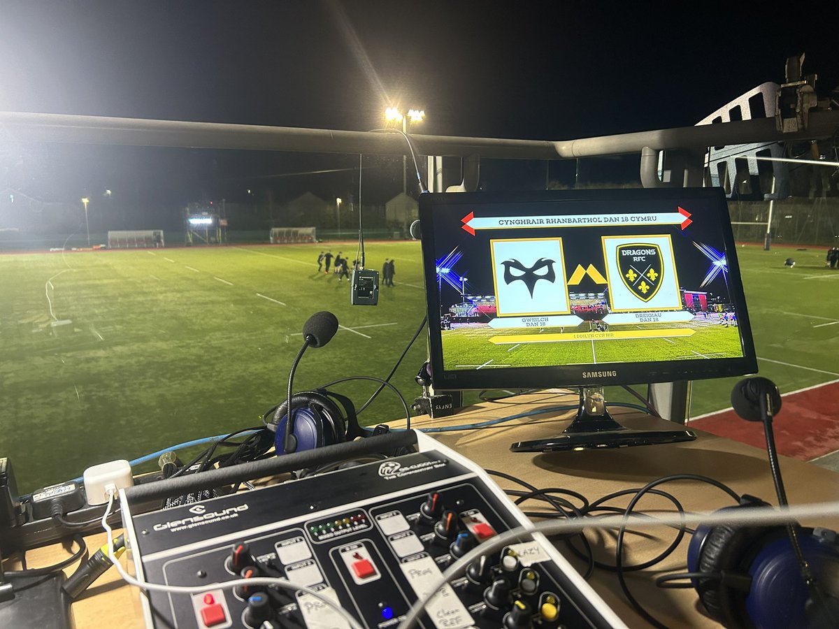 RhysapWilliam's tweet photo. Nawr / Now @S4CRygbi @ospreys v @dragonsrugby #dan18 #under18 https://t.co/yLau0HcsFi 🏉 https://t.co/sE6ZMIKwXw