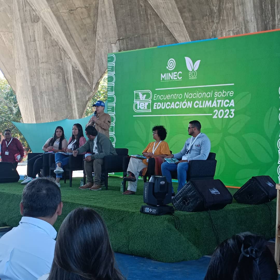 WuikelmanAngelP's tweet photo. Participamos en el Encuentro Nacional sobre Educación Climática junto al ministro @JosueLorcaV en virtud de continuar fortaleciendo la conciencia ambiental en nuestra comunidad estudiantil
#BastaDeBloqueoCriminal https://t.co/ILTvdJIZNL
