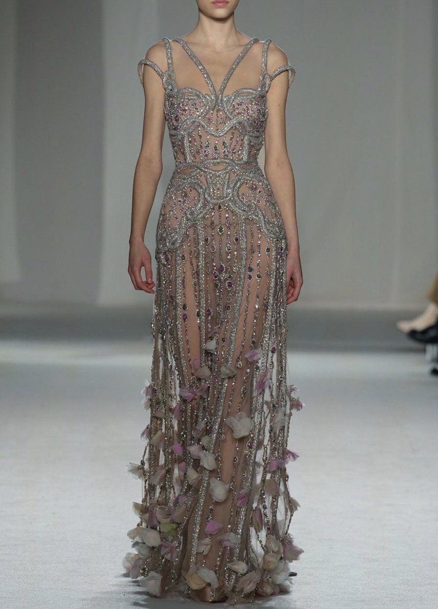 Ellie Saab never fails to mesmerise 🪐 

These eternally ethereal looks would pair beautifully with our #Delilah bag! 

opensea.io/assets/ethereu…

#FashionWeek #digitalfashion