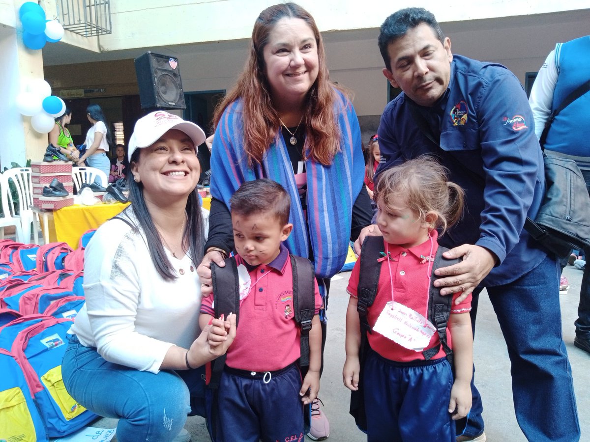 info_mppe's tweet photo. ✅📝#ENTÉRATE | Este miercoles desde San Cristóbal la @ZonaEducTachira entregó a 1019 alumnos más de mil kits escolares a la Escuela Bolivariana Juan Bautista García Roaen en la comunidad del 23 de enero.
🎒👧🏻👦🏽🇻🇪

@_LaAvanzadora 
@Danielcustodio3 
#BastaDelBloqueoCriminal https://t.co/UelLvICiBd