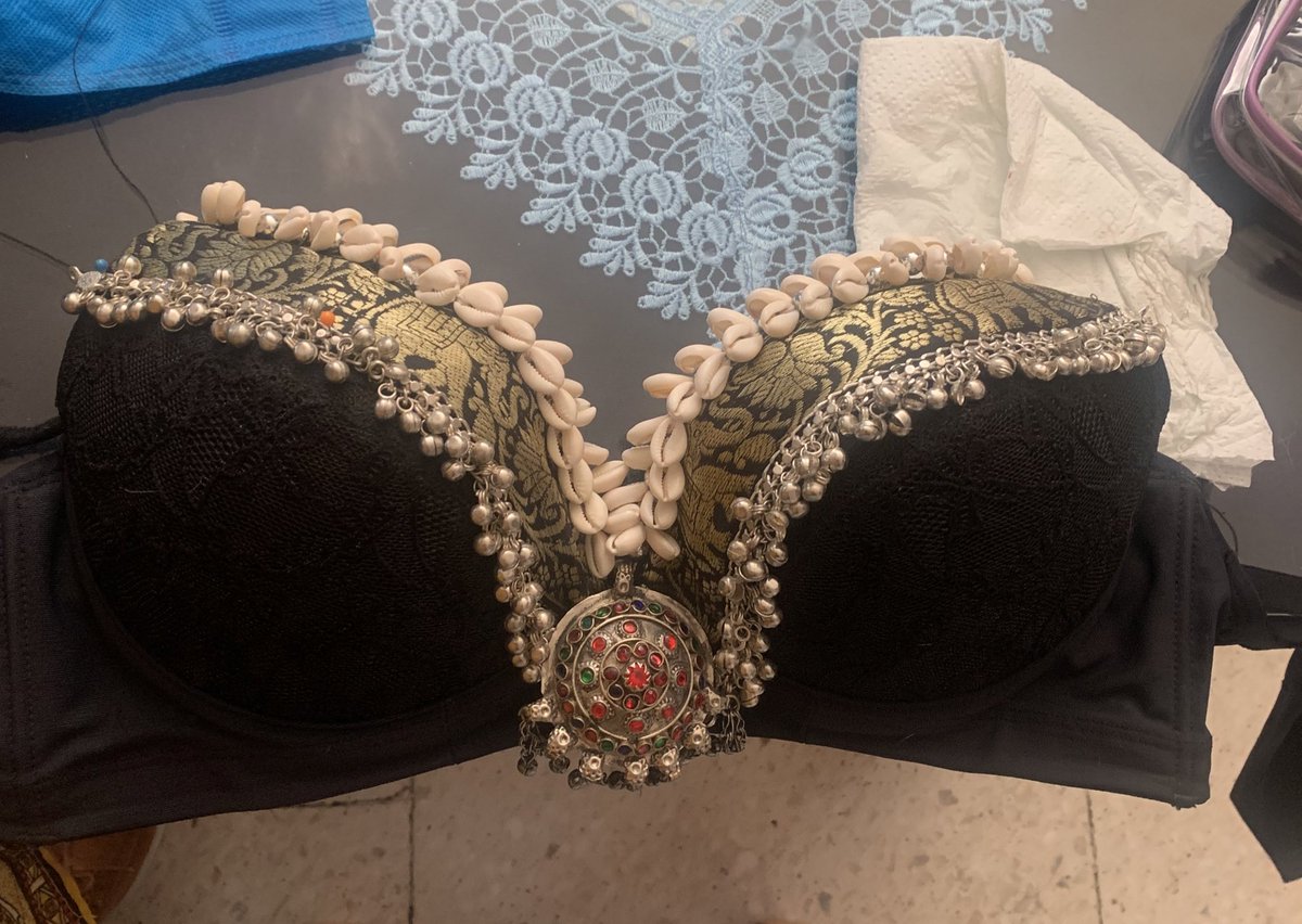 bkkggrl's tweet photo. Te cobran por las ampollas en los dedos. Me encontré unas tobilleras que se me hizo mejor idea que cortar el collar de conchitas. Y los perros ahí conmigo 🥰🥰 #perracotime https://t.co/m5BFmNLuHj