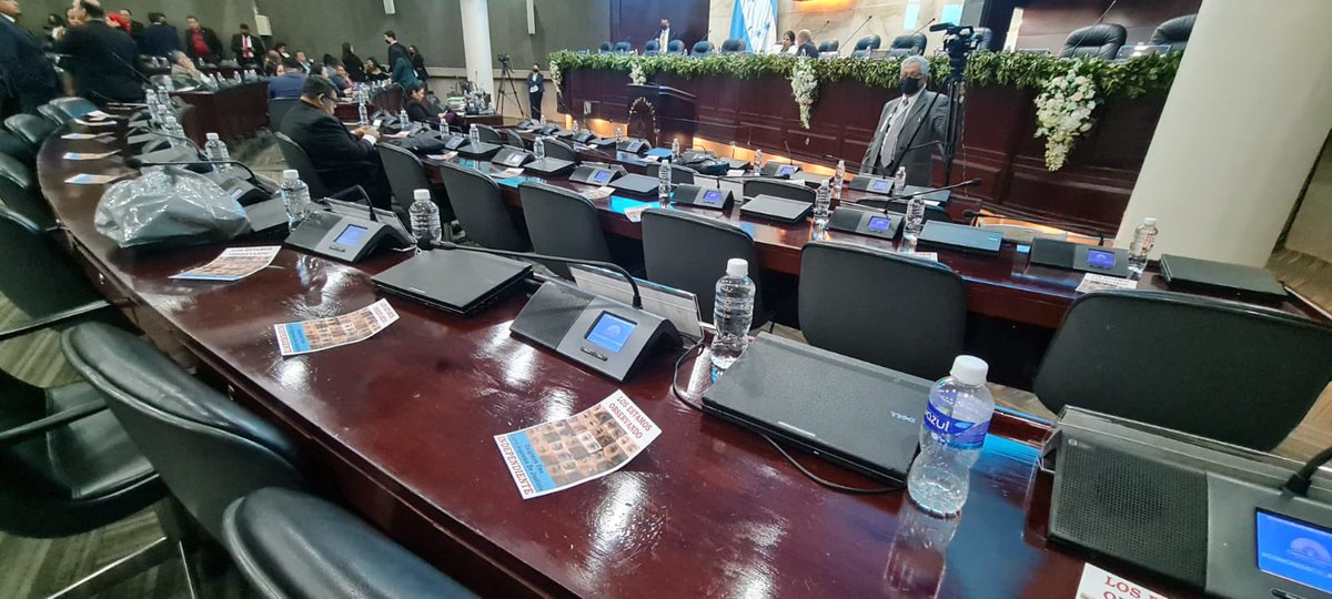 La ciudadanía distribuye afiches en todas las curules del 
<a href="/Congreso_HND/">Congreso Nacional de Honduras</a> con la leyenda #LosEstamosObservando la iniciativa fue censurada pero “Los Padres y Madres de la Patria” ya los habían recibido #DemocraciaSí #DictaduraNO <a href="/ReportarsinMied/">Reportar Sin Miedo</a> <a href="/reporterosdeinv/">ReporterosdeInvestigación</a> <a href="/criteriohn/">Criterio.hn</a>