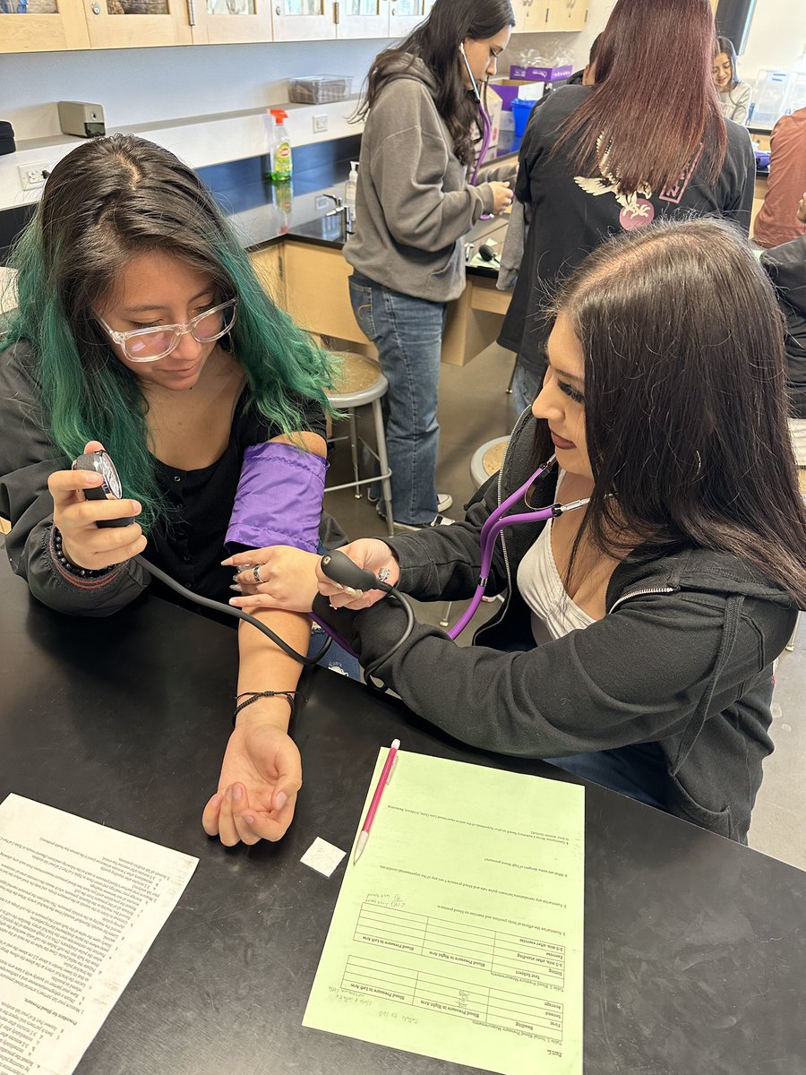 hellomsyang's tweet photo. Measuring blood pressure and pulse rate in A&P lab @ChaffeyHSTigers . How does exercise affect your vitals? #funinthelab #futuremedicalprofessionals https://t.co/iz7Le8eDAp