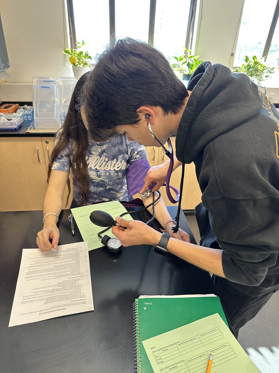 hellomsyang's tweet photo. Measuring blood pressure and pulse rate in A&P lab @ChaffeyHSTigers . How does exercise affect your vitals? #funinthelab #futuremedicalprofessionals https://t.co/iz7Le8eDAp