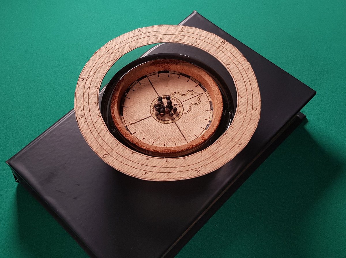 marianotomatis's tweet photo. Ho trovato alcuni "semi eliotropici" descritti da Athanasius #Kircher nel suo #Magnes (1641) che mi hanno consentito di realizzare una replica funzionante dell'orologio a girasole, in mostra nel Museo delle Meraviglie presso il Collegio Romano dal 1651.
#IncantamentaRomana https://t.co/b9WOUwMVi1