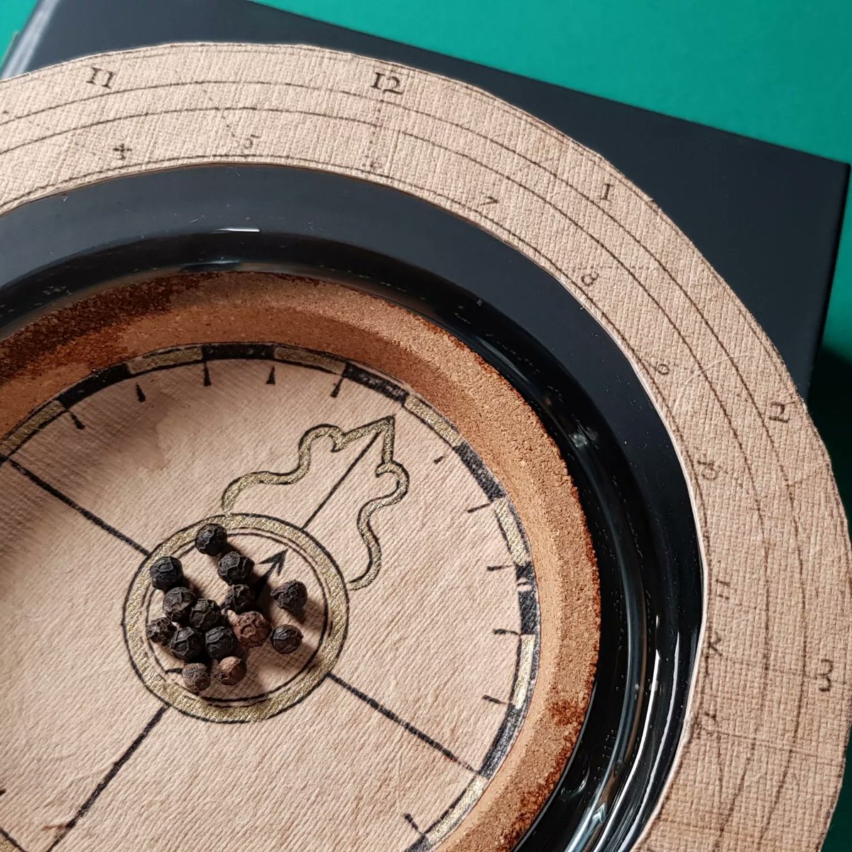 marianotomatis's tweet photo. Ho trovato alcuni "semi eliotropici" descritti da Athanasius #Kircher nel suo #Magnes (1641) che mi hanno consentito di realizzare una replica funzionante dell'orologio a girasole, in mostra nel Museo delle Meraviglie presso il Collegio Romano dal 1651.
#IncantamentaRomana https://t.co/b9WOUwMVi1