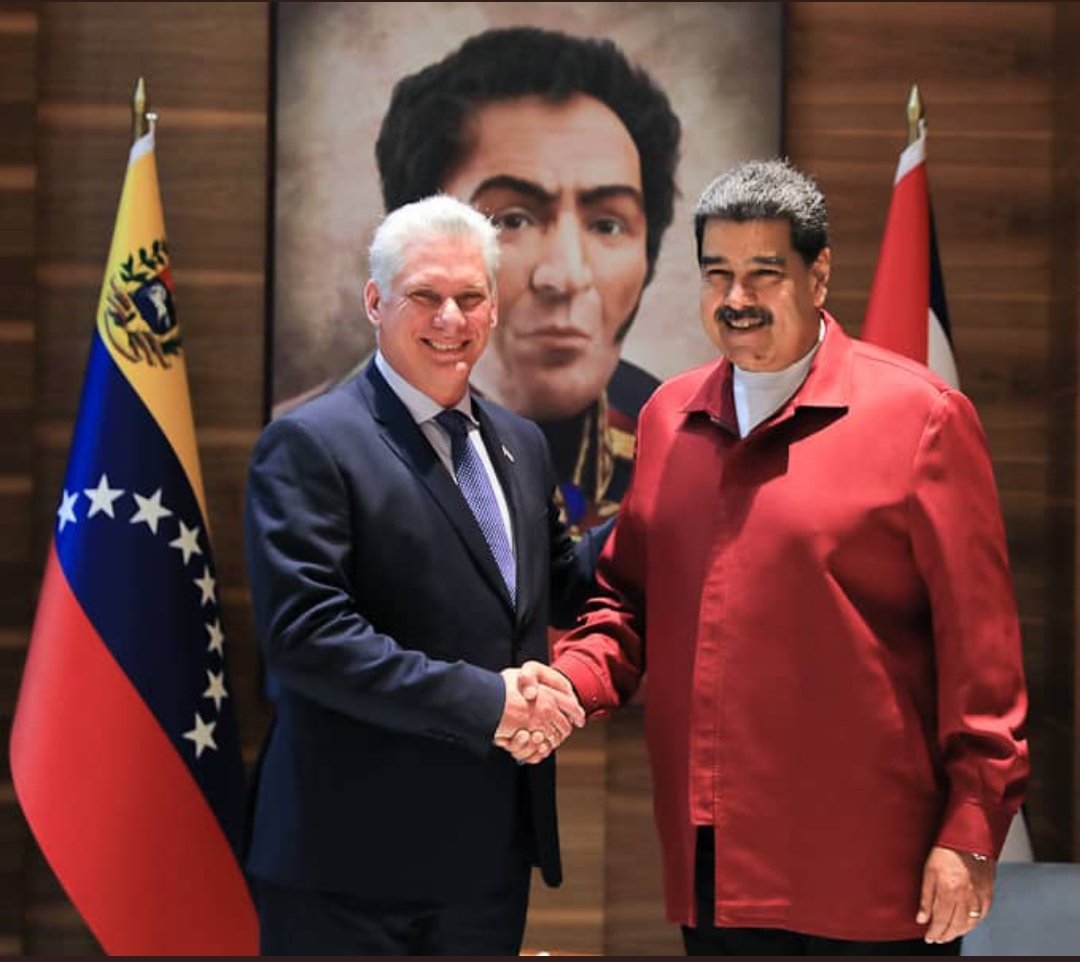 AntoinesCuba's tweet photo. Regresando a nuestra Cuba 🇨🇺, nuestro Presidente realiza una parada en la hermana Venezuela 🇻🇪; allí no podía faltar la foto 📷 que reafirma nuestro compromiso y amor a la tierra de Maduro, de Chávez y de Simón Bolívar. #Cuba #IzquierdaUnida https://t.co/KVZ3UdRHXd