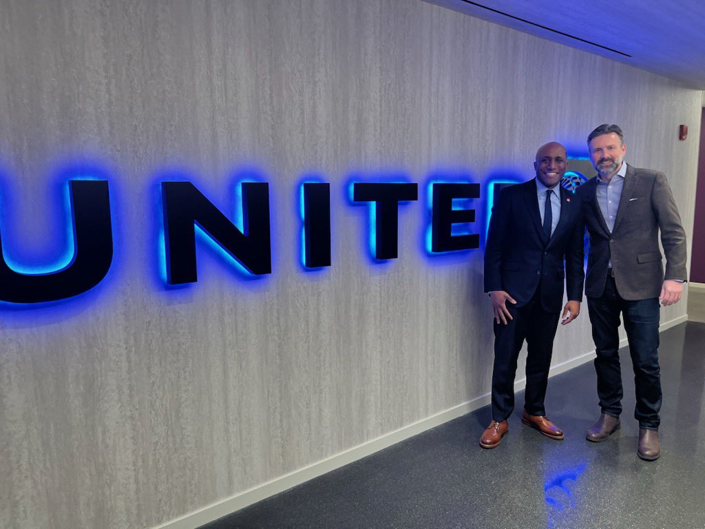 QuintonLucasKC's tweet photo. Quick day trip to Chicago today to pitch and learn more about United Airlines job training opportunities for our community and to talk more flights. Great visiting with senior leader Josh Earnest, a native Kansas Citian and former White House Press Secretary. https://t.co/CCRSUVYynm