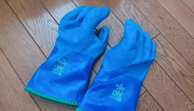 雪かきの手袋に、おすすめされた『防寒テムレス』を導入してみた。薄手ながら、マイナス10℃までならストレス無く作業が出来るが、10℃を下回ると、指先がちときびしい。(そりゃまぁなぁ)一番のメリットは、名前の通り手が蒸れない事か。以前使っていた、防水、起毛のは、一ヶ月で手汗で臭(ry 