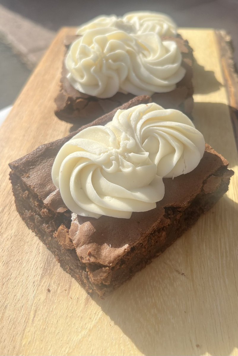Looking for a unique dessert experience? Have you tried our beer brownie at The Cookie Bar in Las Vegas? Made with Guinness beer and topped with Irish cream, it's the perfect treat for any beer lover. What are you waiting for? #beerbrownie #dessert #lasvegas #guinness #irishcream