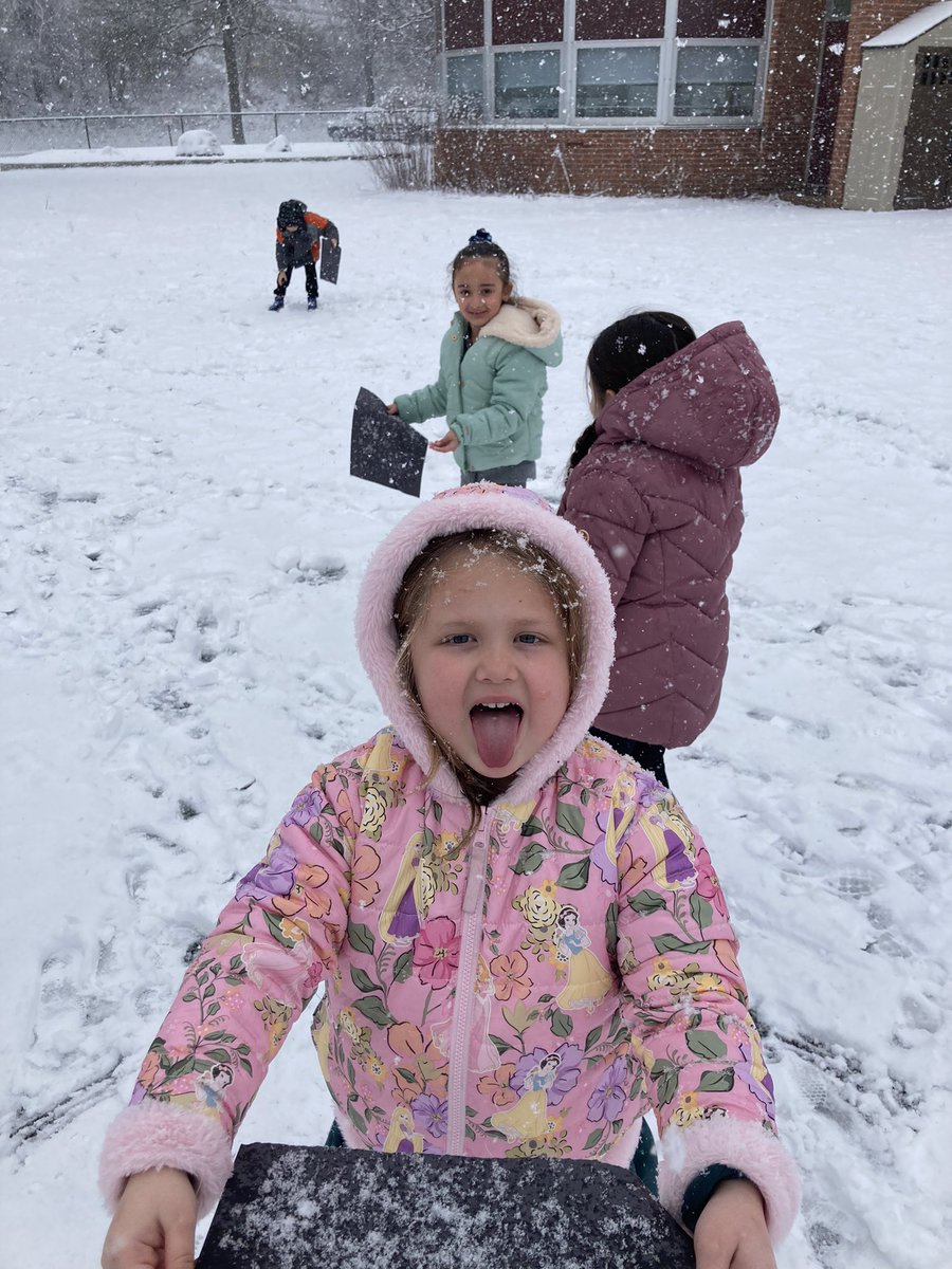 marcysweigart's tweet image. When Mother Nature gives you snow you take advantage of it! #kindergarten #mifflinsd #snowscience #kiddeservit @CumruKids