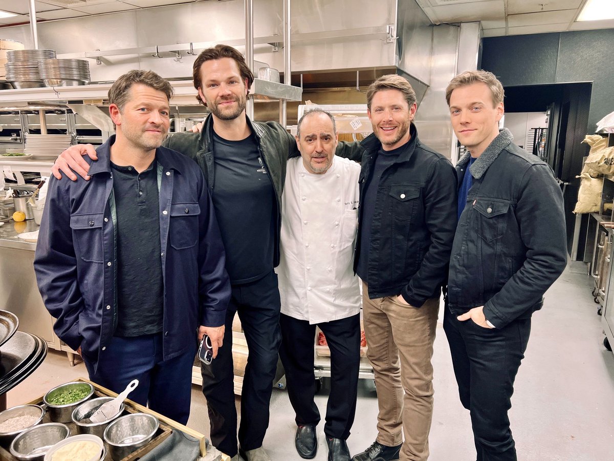 Our co-owner @ChefBarryDakake had a “Supernatural” experience in the #BarrysDowntownPrime kitchen recently, when he received a visit from @cw_spn stars @mishacollins, @jarpad, @JensenAckles, and @MrJakeAbel! 📸 #CircaLasVegas #VegasEats #DTLV #Supernatural
