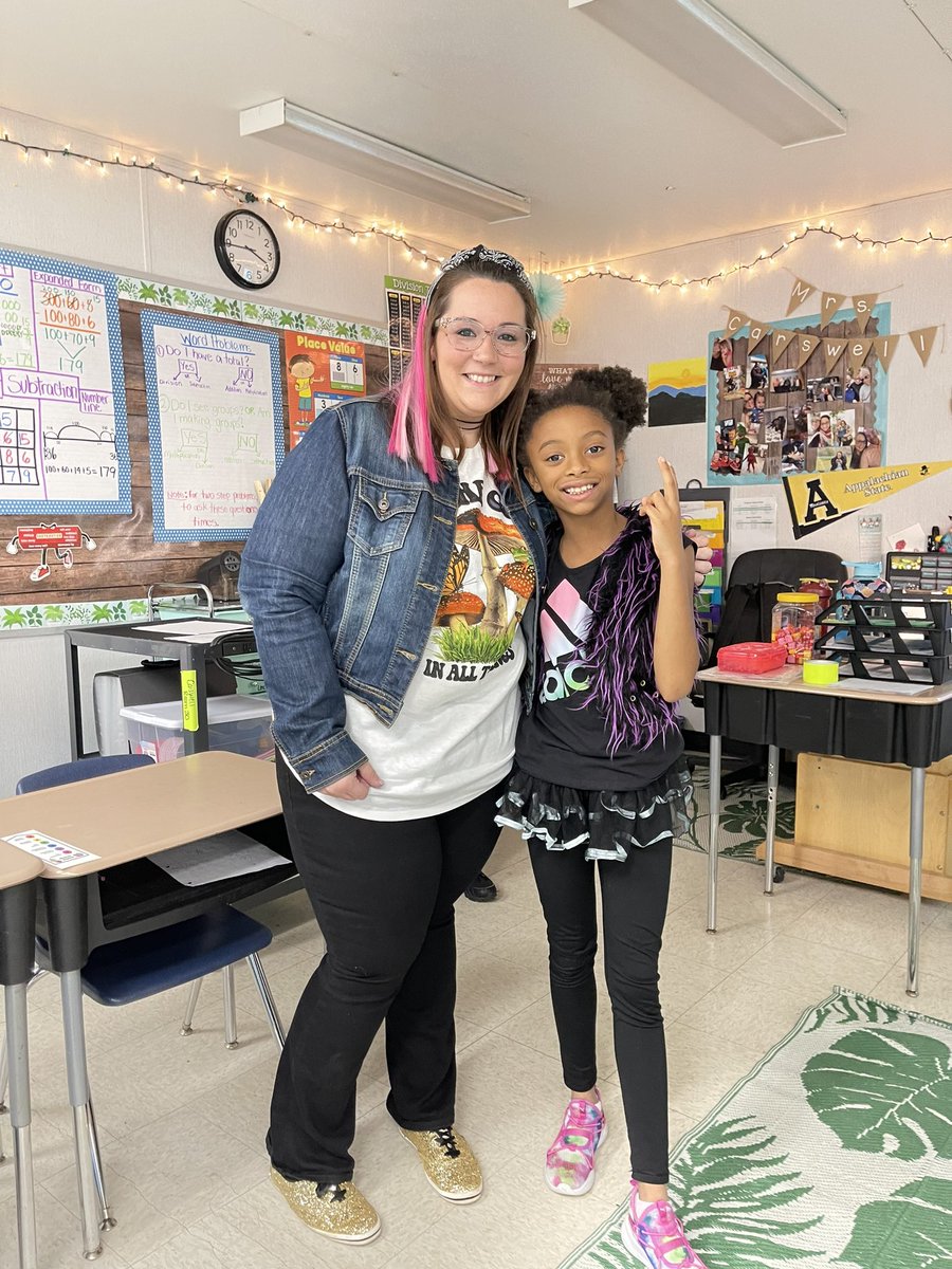 tpcarswell's tweet photo. Rockin’ in third grade today! 🤘🏼🤘🏼 @Scurlockbears @HokeCoSchools #everystoryhasagreatjourney #NationalSchoolChoiceWeek https://t.co/I6FLHqnZJk