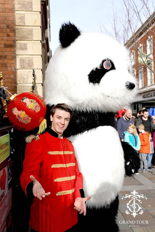 TheMoRW's tweet image. Celebrate #ChineseNewYear2023 🐉 with us. Come and get a hug from Pom Pom the Giant Panda! Join us 29 Jan 10-3pm for a FREE family-friendly, fun-filled day of celebrations welcoming in the #YearoftheRabbit 🐰 #wmidshr #DroitwichHour #MidlandsHour #GlosHour #ShropshireHour
