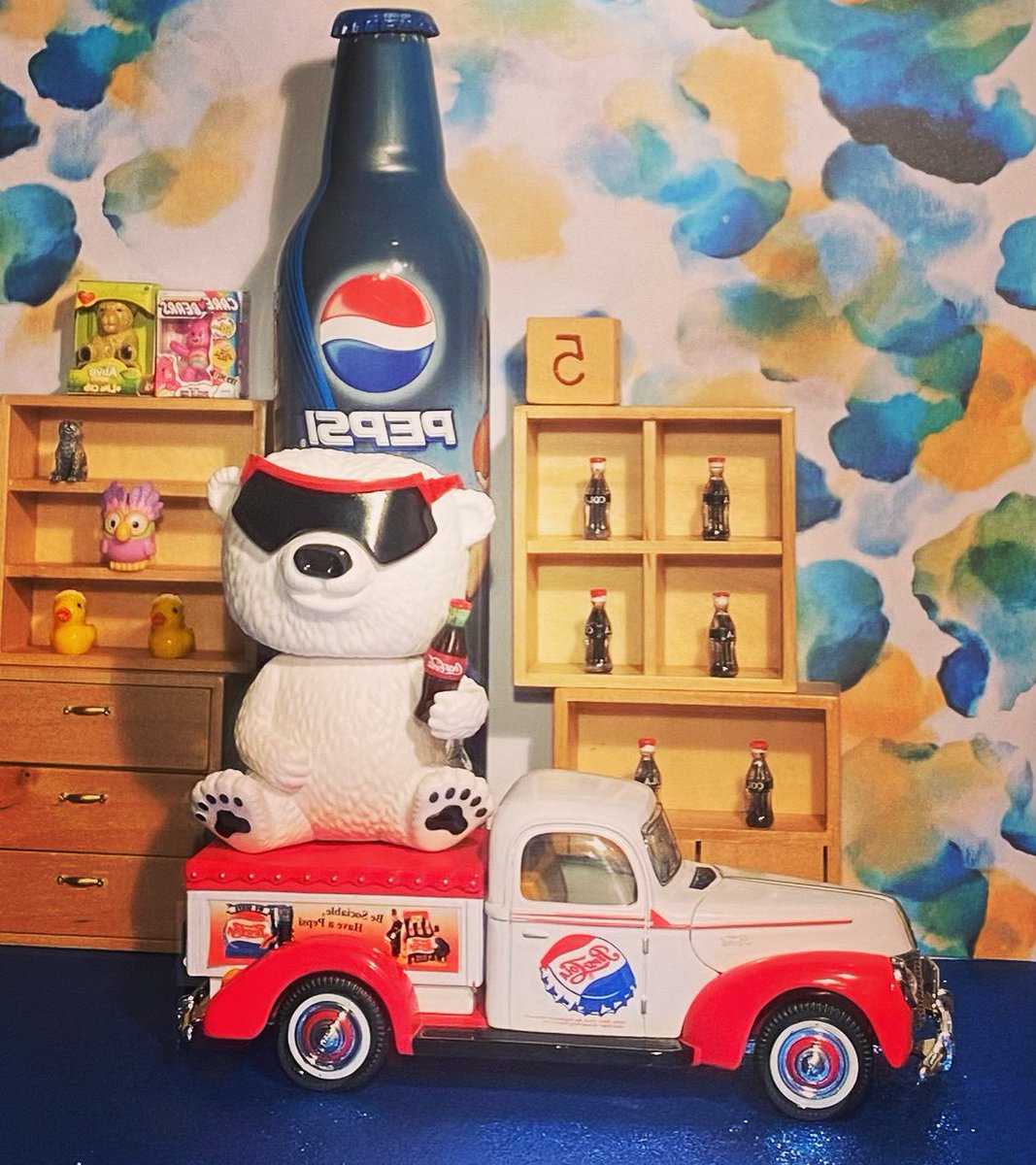 daraven17's tweet photo. #cocacolabear drinks #pepsi on #oppositeday & reads everything backwards! #funkophotoadaychallenge @originalfunko #Funko #Fotw #FunaticOfTheWeek #FunkoPop #FunkoPops #FunkoCollector #FunkoFamily #FunkoCommunity https://t.co/XKli7IU2Wj