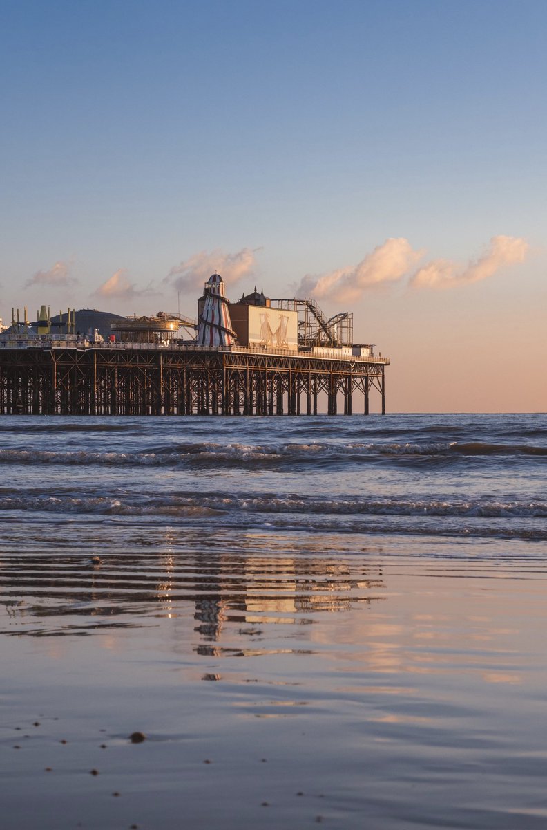 SimonK_LDN's tweet photo. After a day spent entirely chained to my desk, I’m wishing I was back day on Brighton beach enjoying the sunset from last weekend https://t.co/uo2AqFpt09