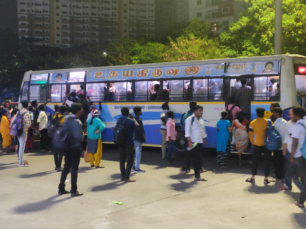 itz_safiullah's tweet image. Ippolaam special bus vidamaattingala @News18TamilNadu @news7tamil @polimernews Heavy crowd at koyambedu #koyambedu #chennai @PTTVOnlineNews @mkstalin @CMOTamilnadu @Udhaystalin