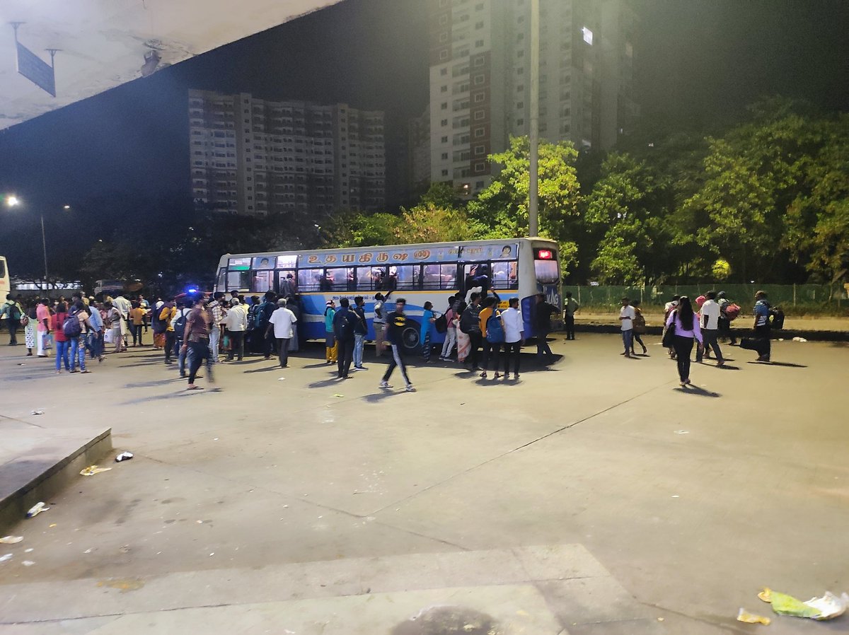 itz_safiullah's tweet image. Ippolaam special bus vidamaattingala @News18TamilNadu @news7tamil @polimernews Heavy crowd at koyambedu #koyambedu #chennai @PTTVOnlineNews @mkstalin @CMOTamilnadu @Udhaystalin