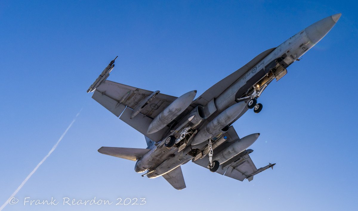 FrankReardon1's tweet photo. The McDonnell Douglas CF-18 Hornets landing on runway 34 in #Iqaluit #Nunavut 🇨🇦 on JAN.25.2023 

@ARC_RCAF @RCAF_ARC
 #YFBSpotters #RCAF #Arctic #F18 #CF118 https://t.co/ntIdqOtjF9