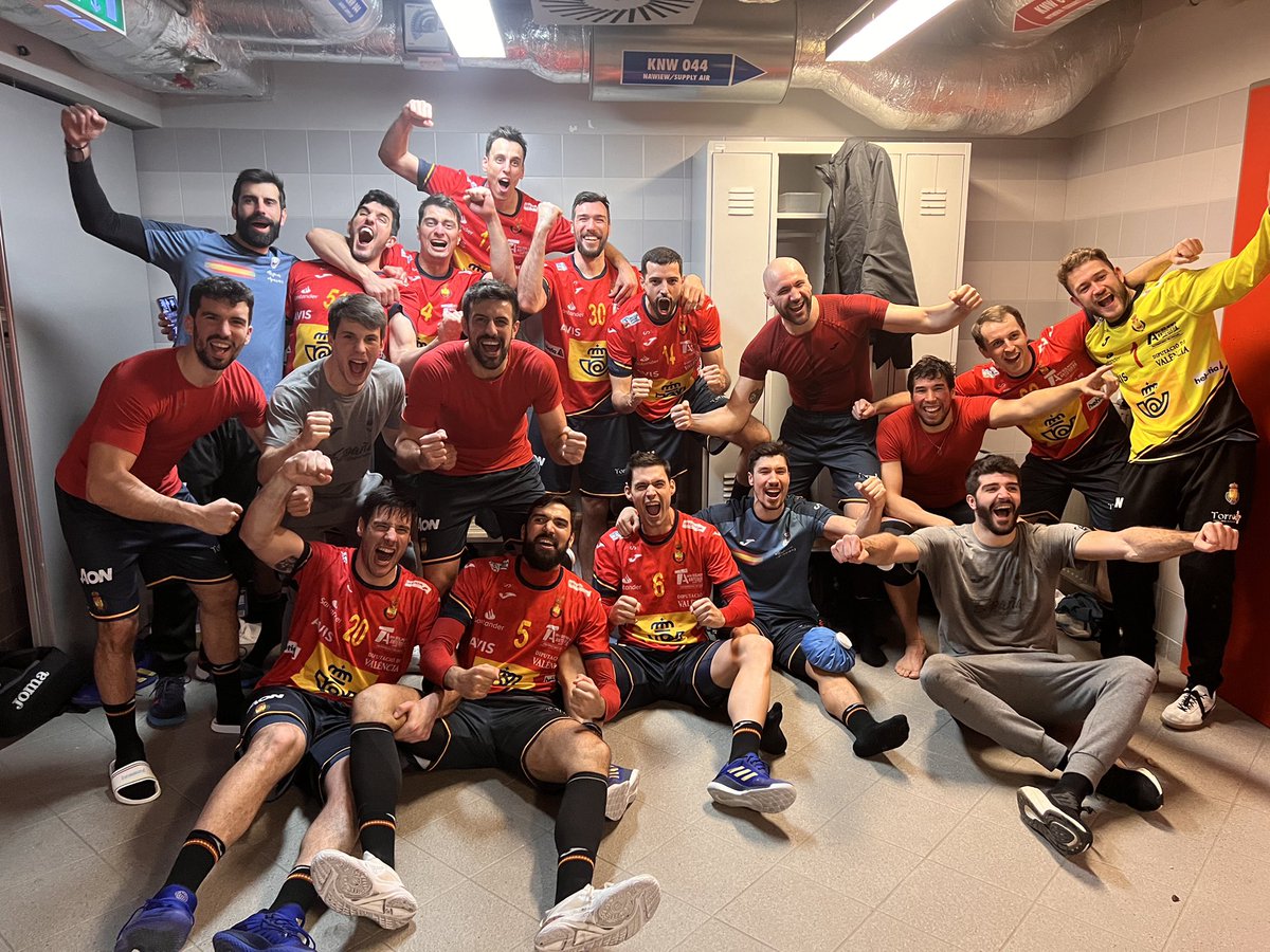 ❤️ 𝐍𝐔𝐍𝐂𝐀, 𝐀𝐁𝐒𝐎𝐋𝐔𝐓𝐀𝐌𝐄𝐍𝐓𝐄 𝐍𝐔𝐍𝐂𝐀, 𝐍𝐎𝐒 𝐃𝐄𝐒 𝐏𝐎𝐑 𝐌𝐔𝐄𝐑𝐓𝐎𝐒 👊🏻

🔥 ¡DE NUEVO EN UNAS SEMIFINALES DEL MUNDIAL, #Hispanos🇪🇸! ¡LOCURA ABSOLUTA EN GDAŃSK! 🫣

#StickTogether #POLSWE2023 #SerHispano