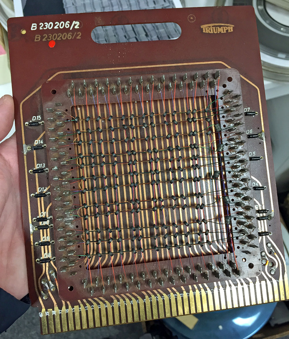 Siliconinsid's tweet image. Spotted at the @homecompmuseum, probably the largest ferrite cores I&apos;ve seen in a ferrite core memory. A whole 144 bit!