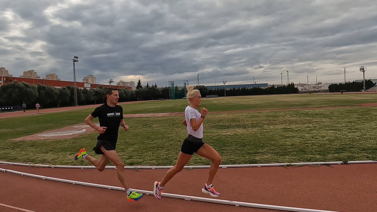 Becoming a fan of running round in circles and putting myself through laps of pain 🥴🥵😅 Thanks for good company and pacing half the session @johnrwbeattie 🏃‍♀️ @sambassett5 📸
