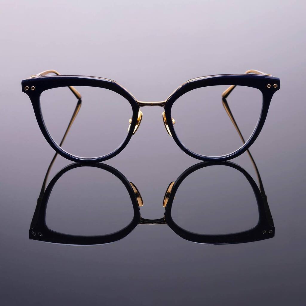 Vittoria ✨ Dark navy cotton-based acetate combined with pure 24k gold-plated titanium, this lightweight cat-eye optical frame flaunts a bold elegance while serving as an everyday staple for your collection

#LeisureSociety #CaliforniaHeirloomDesign #… instagr.am/p/Cn2Z_NtPOD_/