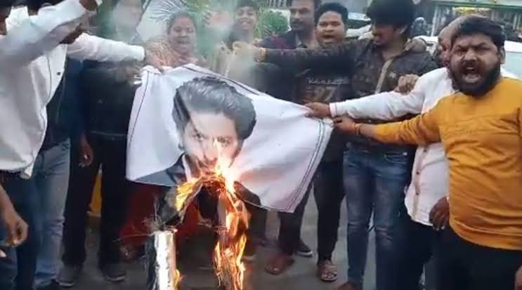 AleemIlahi's tweet photo. Do u Know Why #Hindutva Goons Protesting Against #PathanMovie ? They know very well how to distract people from the real issue. They’re doing publicity of #Pathan movie through protest &amp; distracting people &amp; media from #BBCDocumentary on #modiDocumentary. Don’t Get distracted. https://t.co/SblPKa85gw