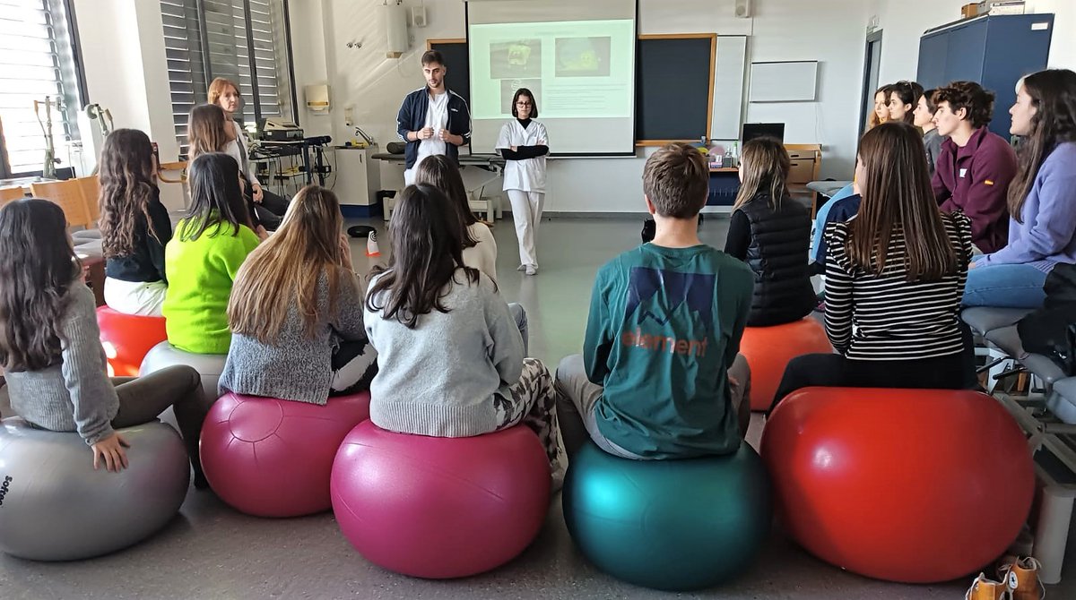 PreuSevilla's tweet photo. Visita a la Facultad de Enfermería, Fisioterapia y Podología de la US. Un grupo de alumnos de Segundo Curso de Salud fueron invitados a participar en la Jornada de Puertas Abiertas organizada por la @Efp_US  participando en experiencias prácticas e interactivas a través talleres https://t.co/oalDKfBWsD