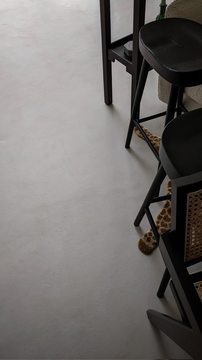 Warm grey microcement blend of two colours seamless floor. 
.
.
.
.
.
#microcement #microcementfloor #cemher #cemhermicrocement #microcementdesign #seamlessfloor #floorideas #tileideas #laminatedfloorideas #officedesign #hospitalityuk #hotelfloor #renovationuk #YORKSHIRE #leeds