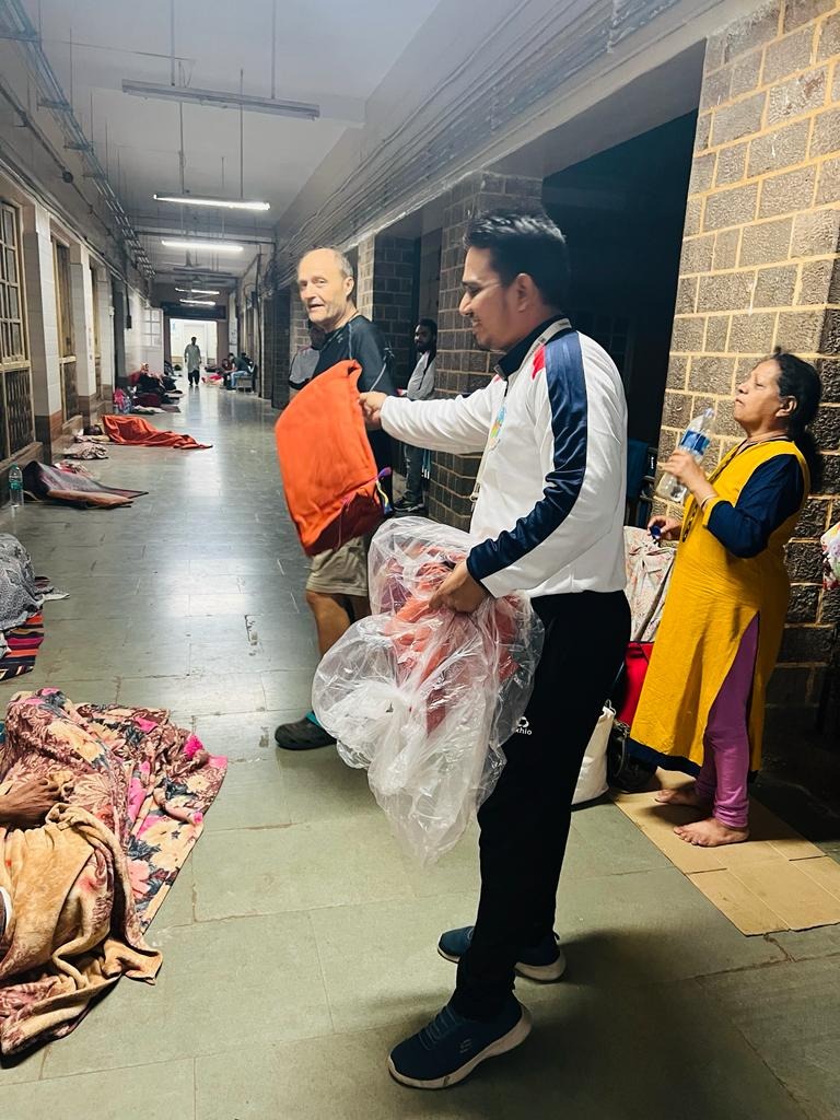 hepfoundation1's tweet photo. Heritage and Environment Preservation Foundation (NGO) team has successfully given warm blankets to needy people in the government hospital and on the streets of Mumbai on November 27, 2022. https://t.co/rafipSJfY5